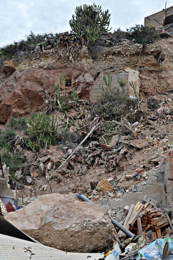 La caída de una roca obliga a desalojar cuatro casas en Lorca