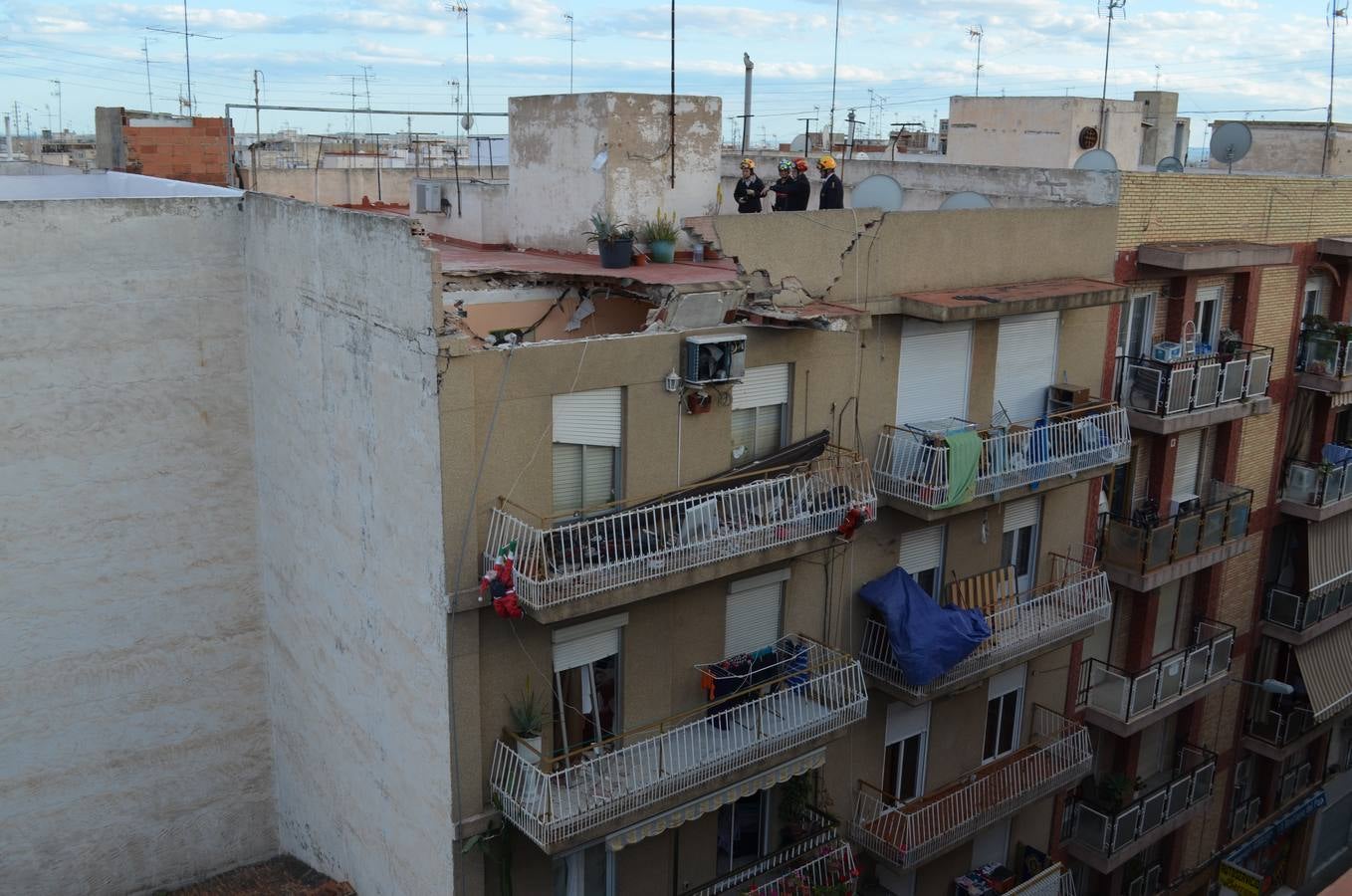 Cinco plantas de un edificio de Carrús se desploman sin causar víctimas