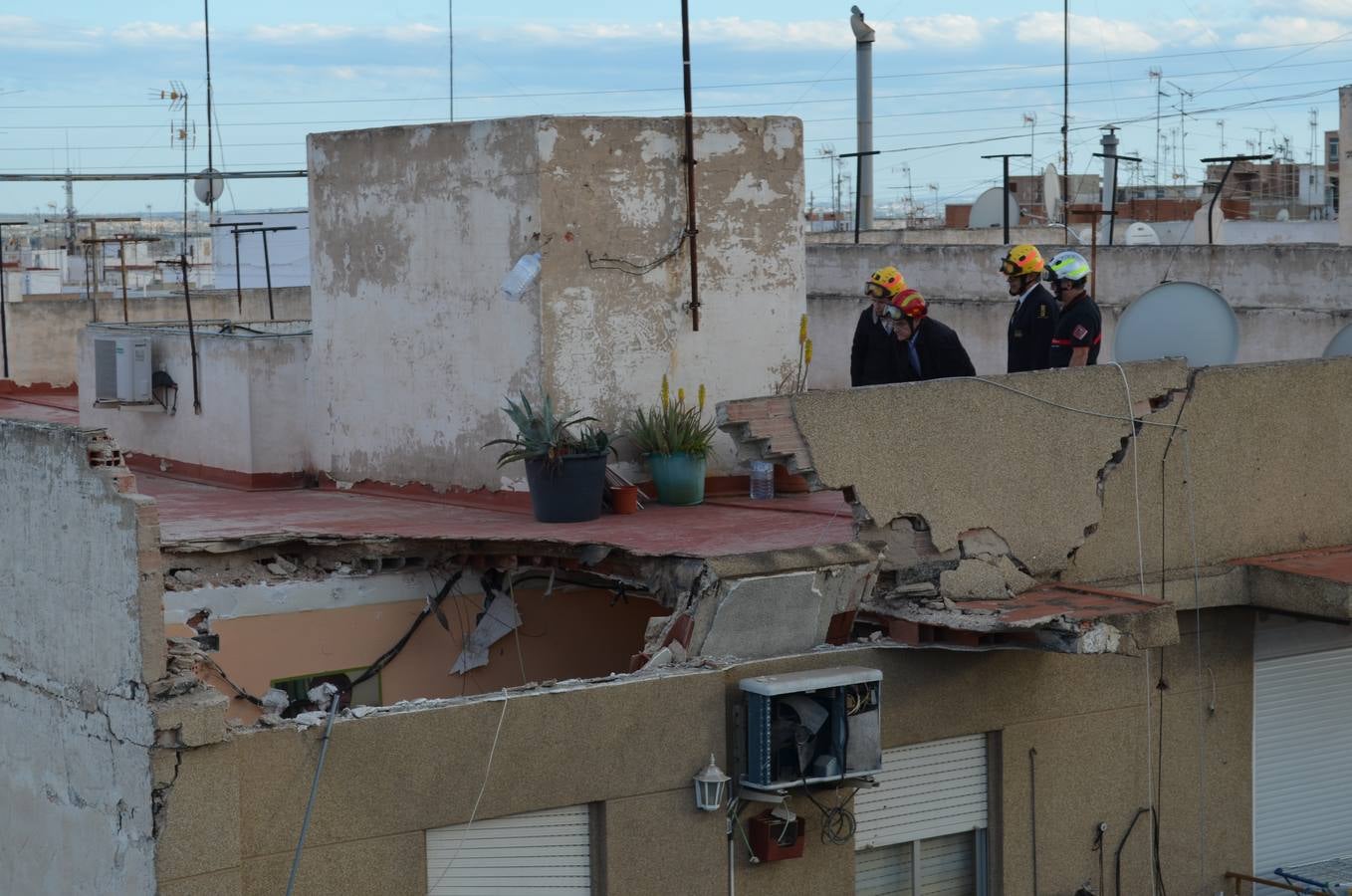 Cinco plantas de un edificio de Carrús se desploman sin causar víctimas