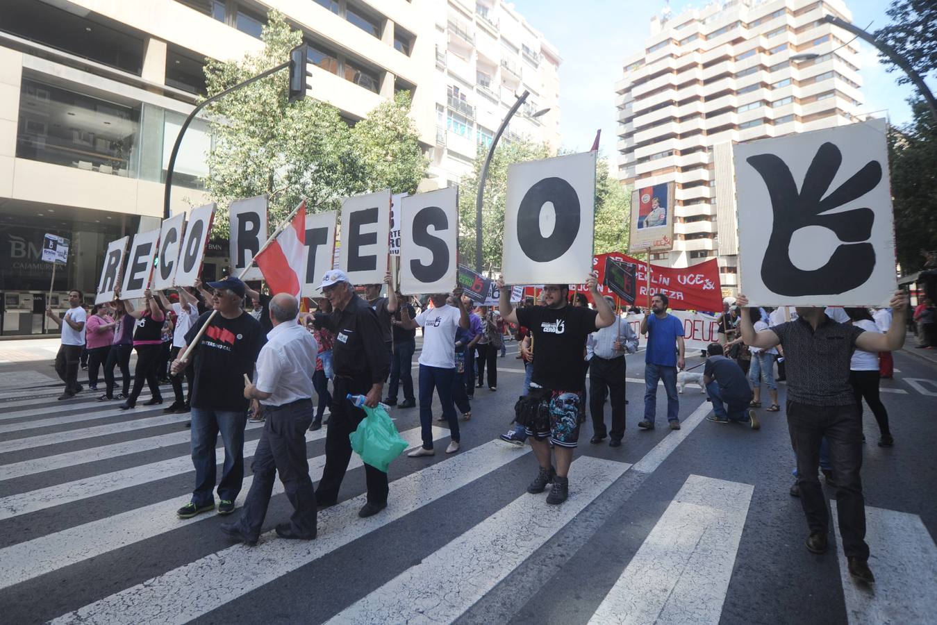 Centenares de personas advierten en Murcia al Gobierno de que «así no salimos de la crisis»