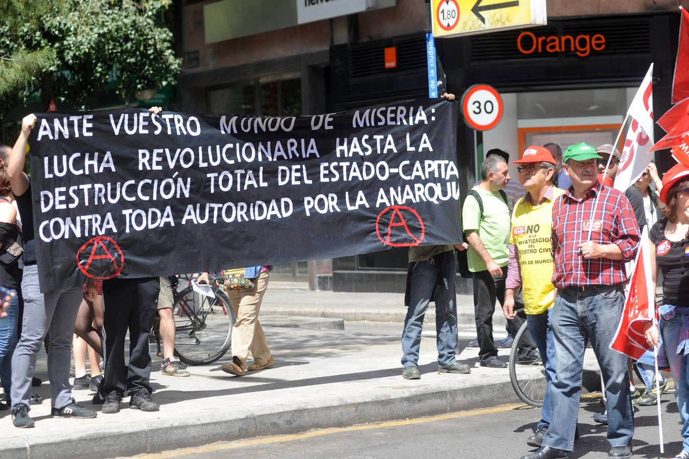 Centenares de personas advierten en Murcia al Gobierno de que «así no salimos de la crisis»