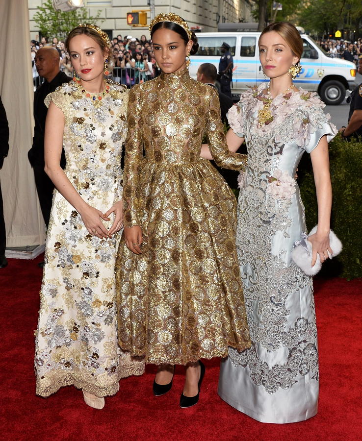 Brie Larson (i), Courtney Eaton (c) y Annabelle Wallis (d) l