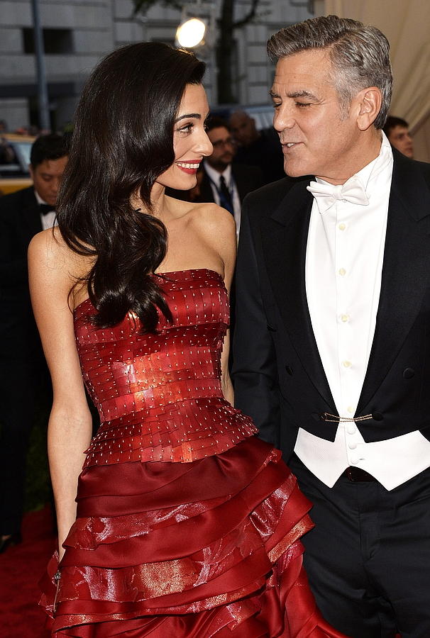 George Clooney (d) y su esposa Amal Alamuddin Clooney (i)