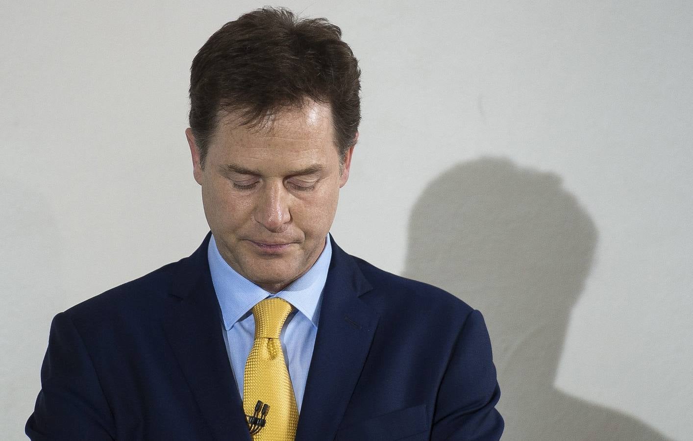 El líder del Partido Liberal Demócrata británico, Nick Clegg, presenta su dimisión en Londres tras perder 47 escaños en las elecciones.