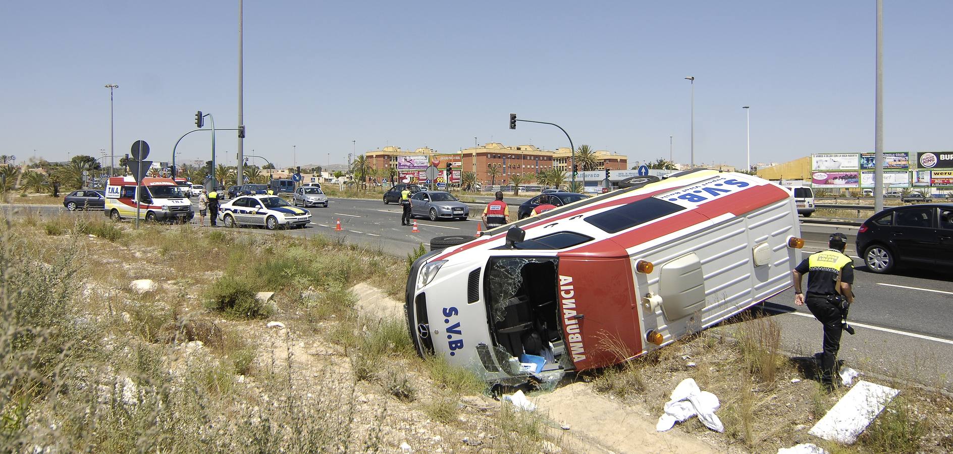 Cuatro heridos al volcar una ambulancia en Elche