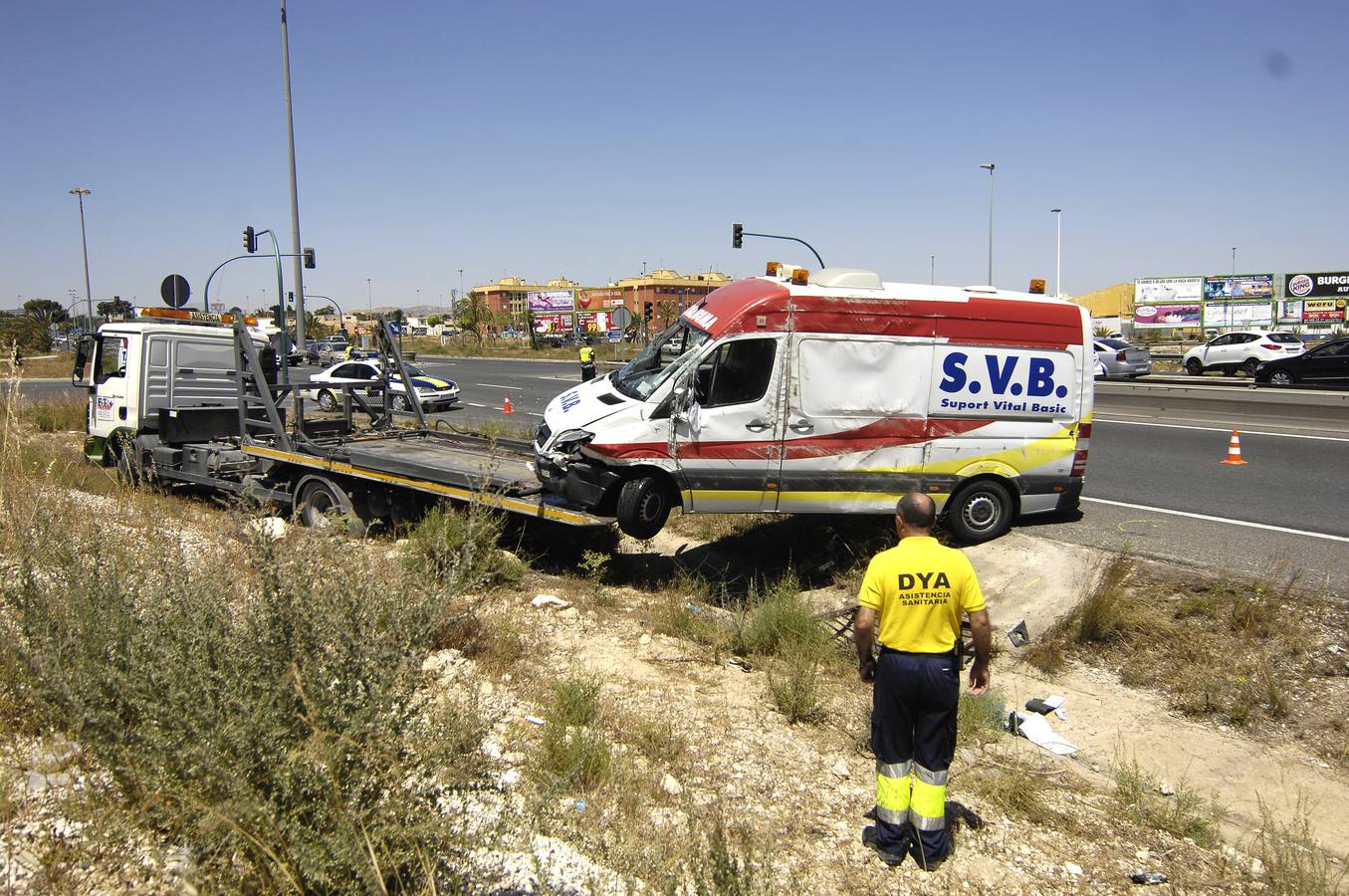 Cuatro heridos al volcar una ambulancia en Elche