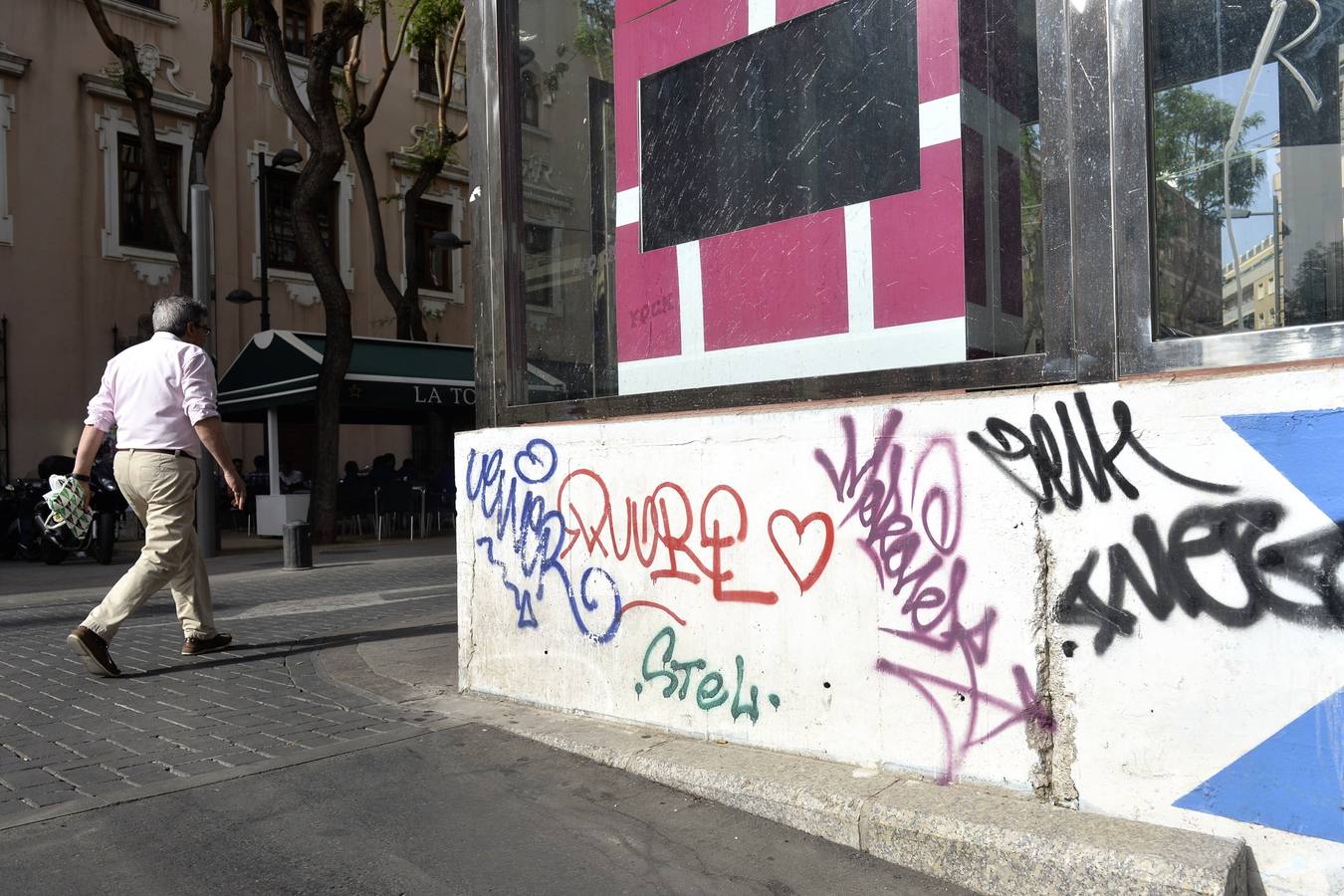 Las pintadas indignan a los vecinos