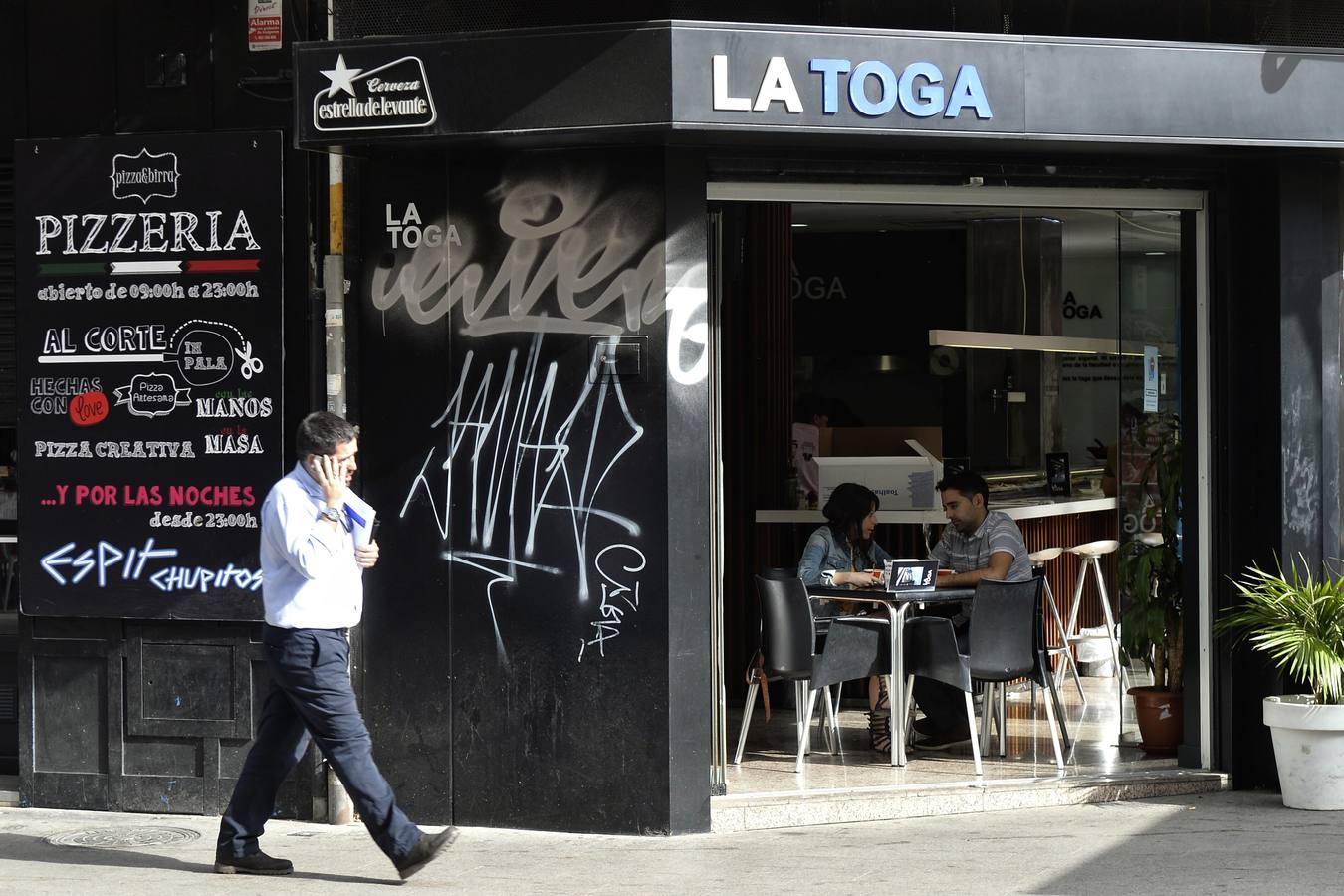Las pintadas indignan a los vecinos