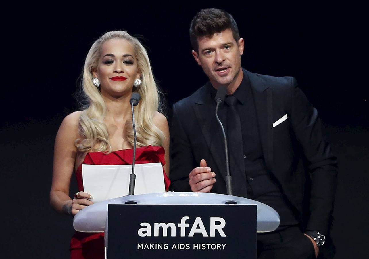 Los cantantes Rita Ora y Robin Thicke.