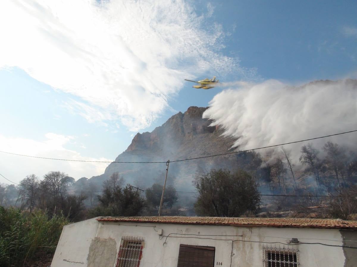 Un incendio calcina casi cuatro hectáreas de monte en Orihuela