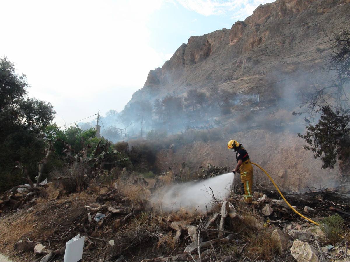 Un incendio calcina casi cuatro hectáreas de monte en Orihuela