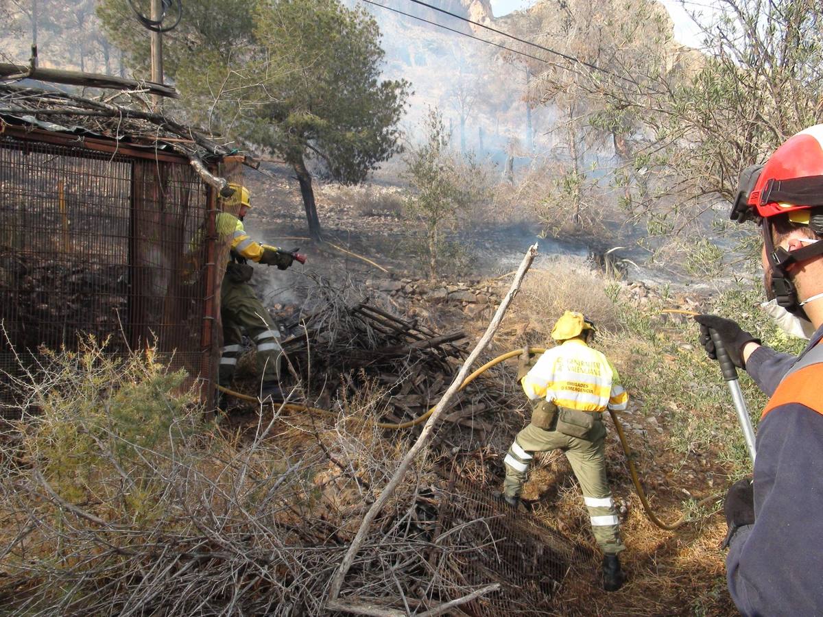 Un incendio calcina casi cuatro hectáreas de monte en Orihuela