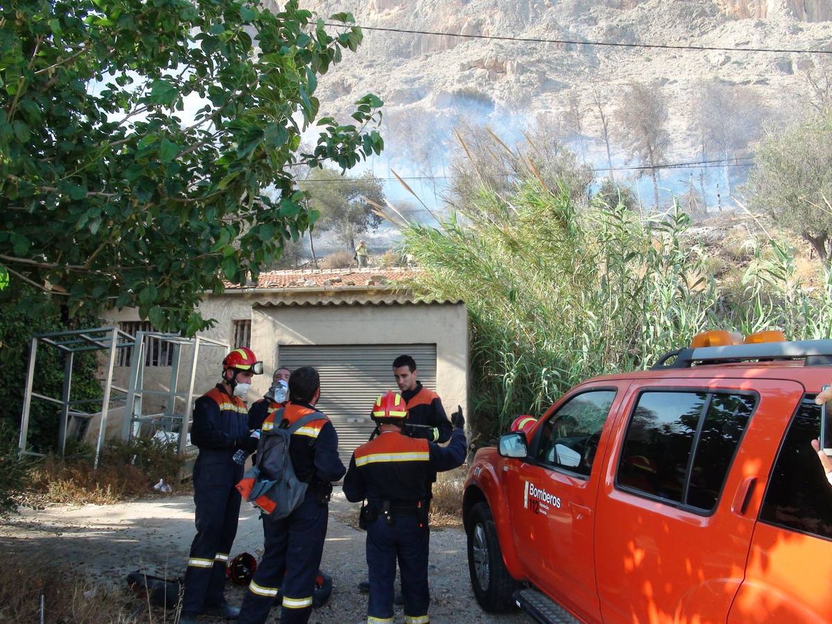 Un incendio calcina casi cuatro hectáreas de monte en Orihuela