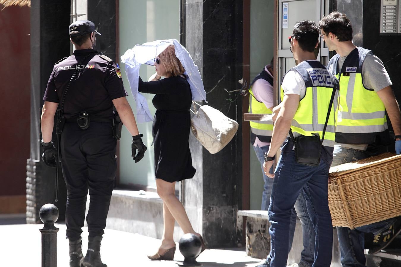 (26-05) Imagen de la redada llevada a cabo en la Asociación de fumadores en la C/ Fuensanta nº5 en la que la Policía Nacional detuvo a catorce personas en una operación contra la venta de droga a menores de edad en el centro de Murcia. En la foto puede verse a una de los responsables del local.