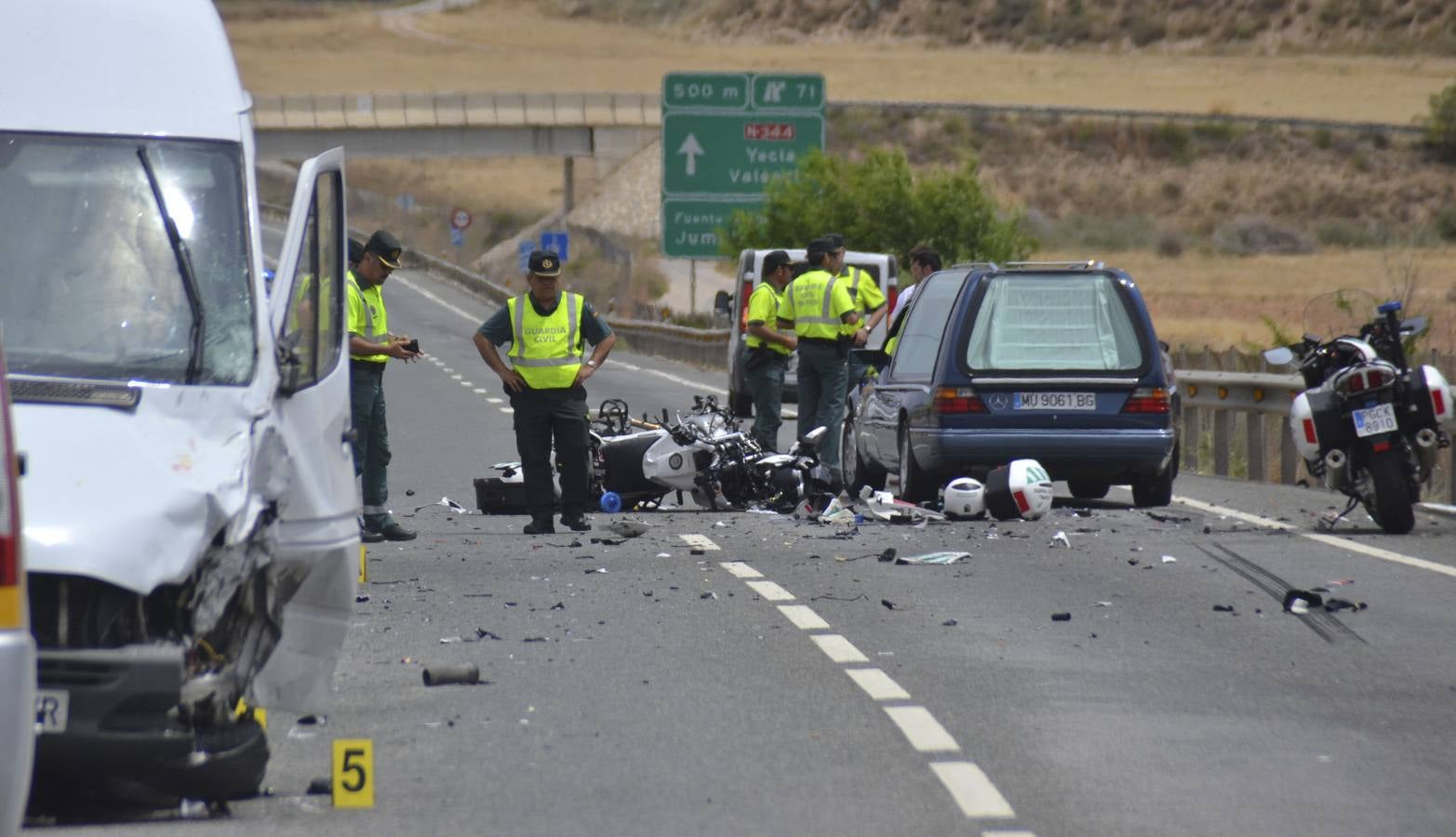 (29-05) Un agente del destacamento de Tráfico de Cieza, José Fernando Almagro, perdió la vida en la mañana del 29 de mayo, al colisionar frontalmente con una furgoneta en la N-344, la carretera que une Jumilla con Yecla. El fallecido, de 40 años, estaba de servicio y se dirigía a prestar asistencia en un accidente cuando se produjo la colisión.