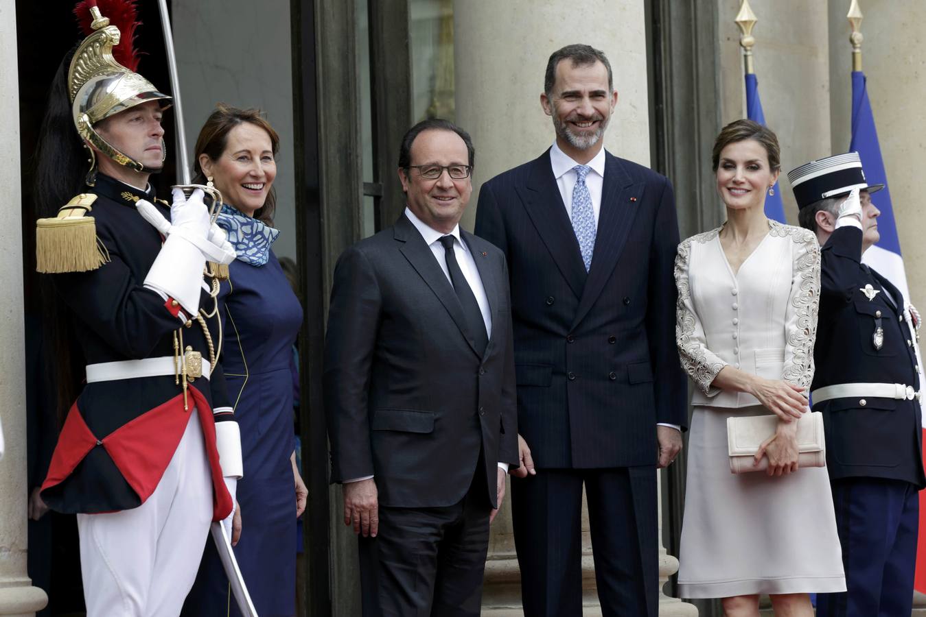 Segolene Royal (i), exesposa del jefe del Estado francés y la ministra de mayor rango protocolario del Ejecutivo de Manuel Valls, acompaña a los Reyes durante su visita a París