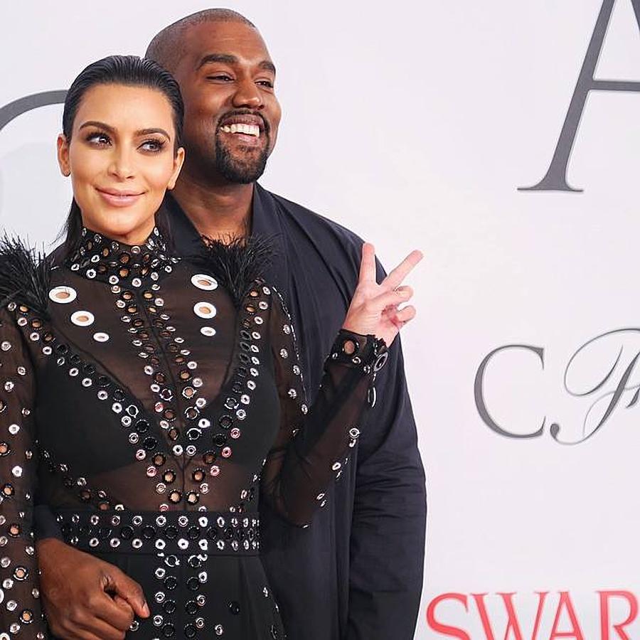 Kim Kardashian y su esposo. 