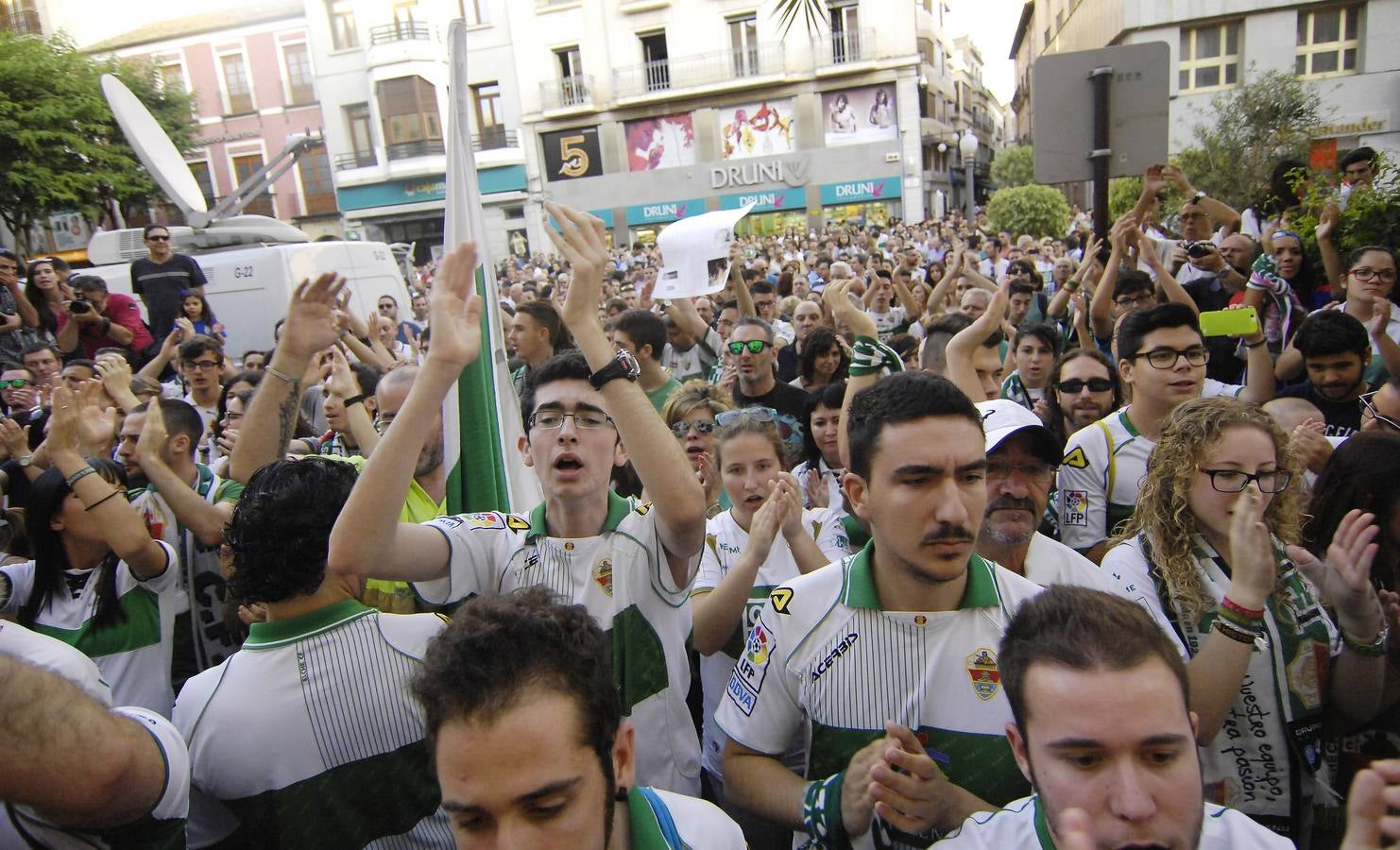 Los aficionados del Elche se manifiestan