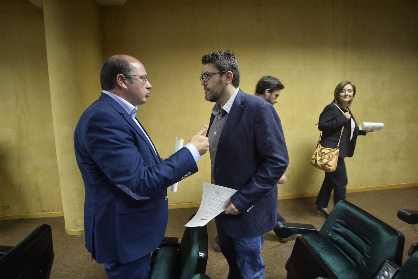 (03-06) Pedro Antonio Sánchez y MIguel Sánchez dialogan en la recepción de la credencial de diputado electo por parte de la Junta Electoral a los diputados y diputadas de los partidos políticos PSOE, PP, PODEMOS Y CIUDADANOS a la Asamblea Regional de Comunidad de Murcia.