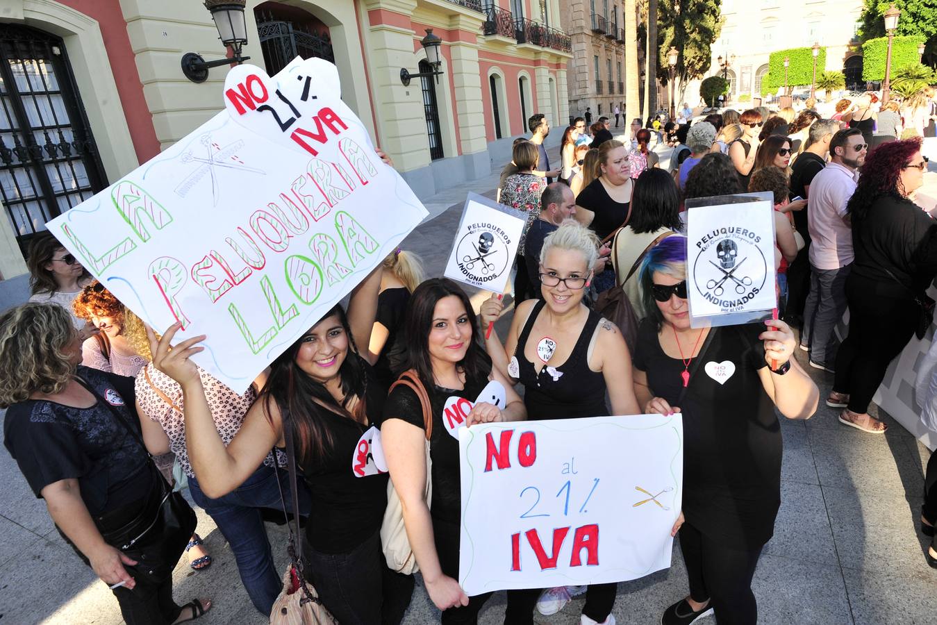 (03-06) Medio centenar de peluqueros murcianos se concentran en la puerta del Ayuntamiento para protestar contra la cotización actual del impuesto del 21%.