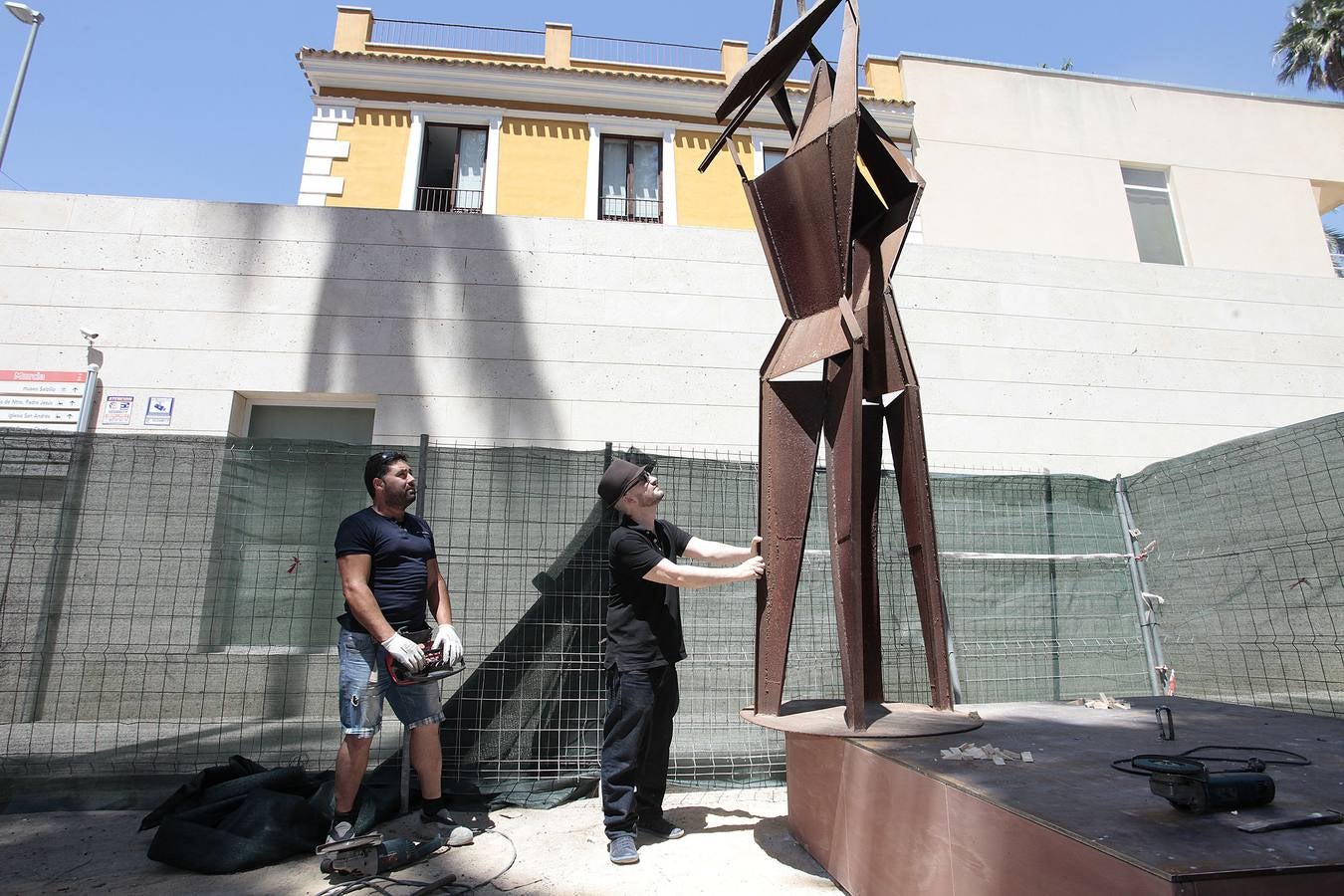 (04-06) Imagen de la instalación de la escultura 'El Impulso', de Manuel Pérez, que estuvo varios años en la casa del escultor.