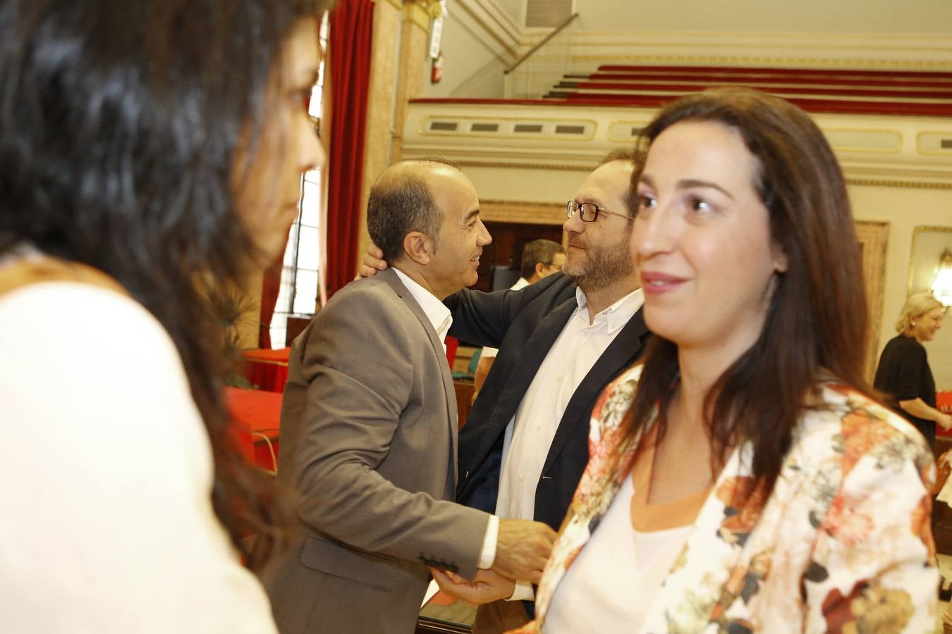 El Pleno de los abrazos