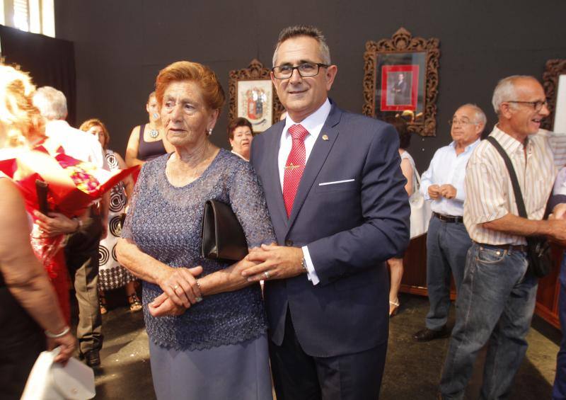 Pedro López Milán, alcalde de La Unión, junto a su madre.