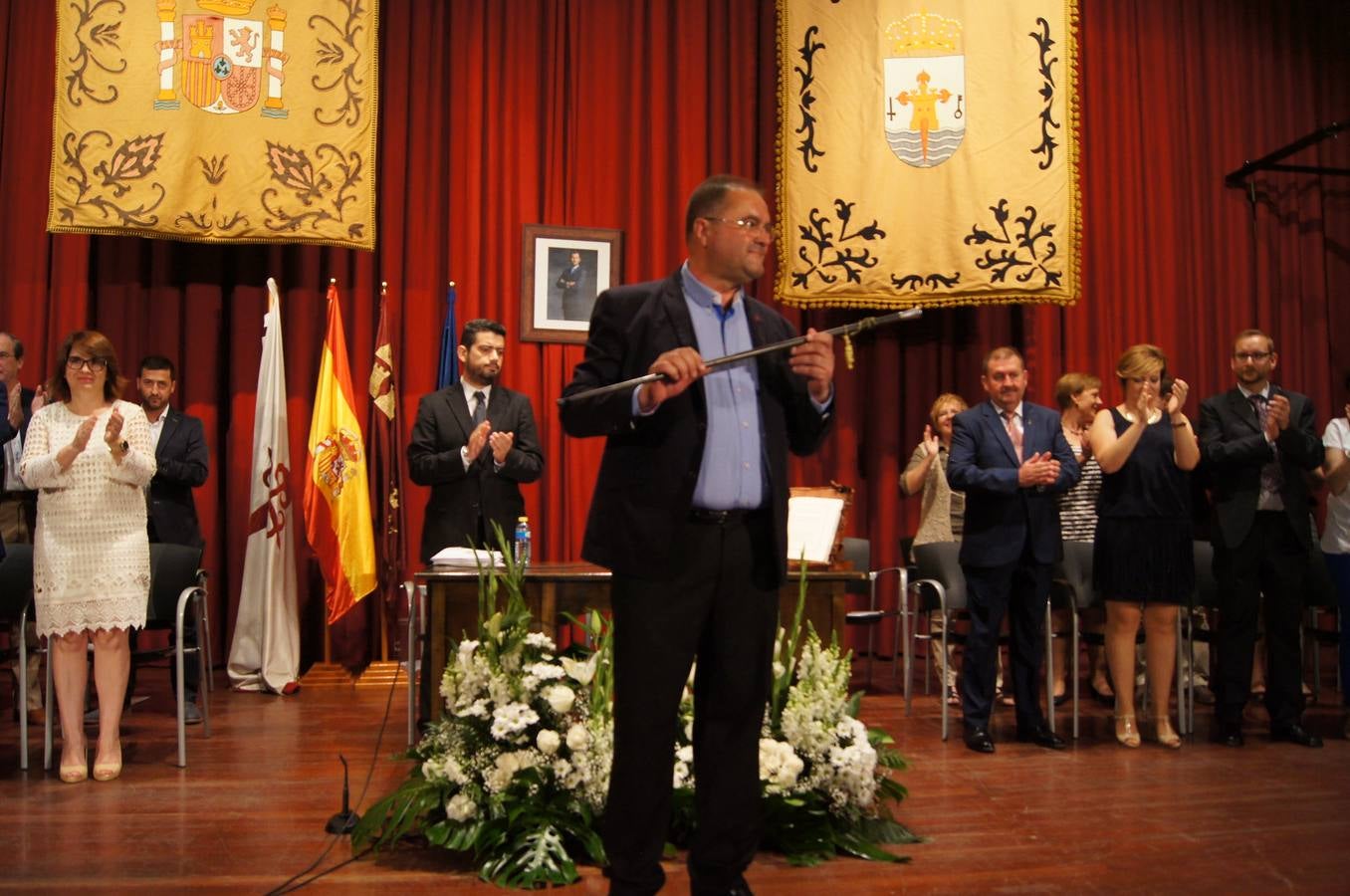 Juan José Cánovas, de Ganar Totana-IU, con el bastón de mando.