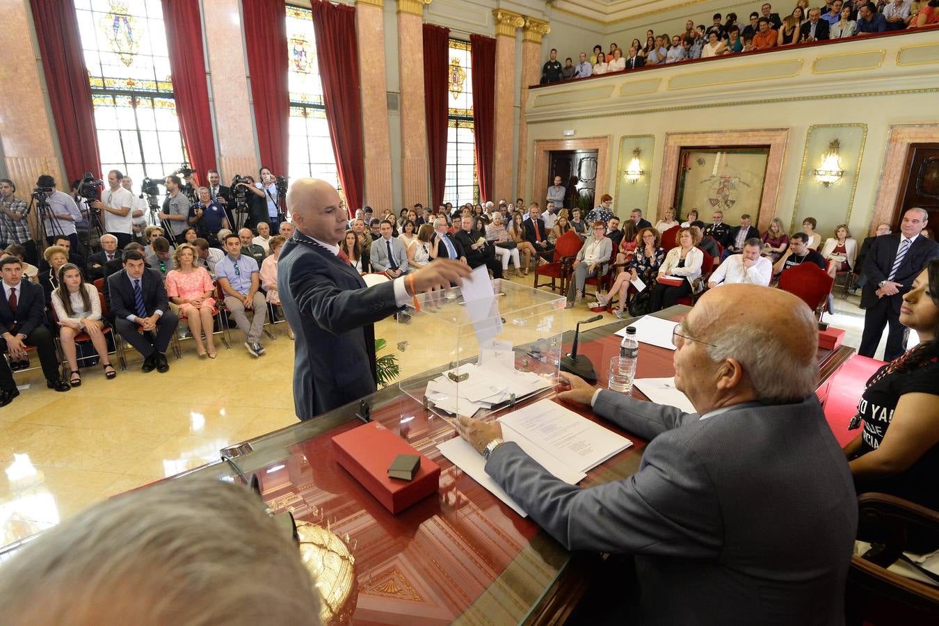 José Ballesta toma posesión de la alcaldía de la ciudad de Murcia. 