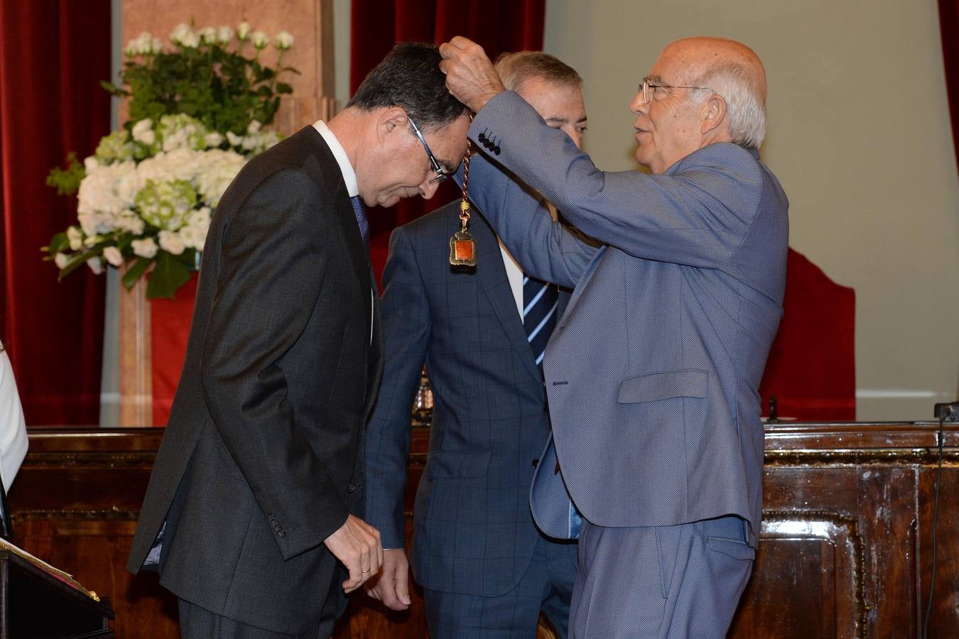 José Ballesta toma posesión de la alcaldía de la ciudad de Murcia. 