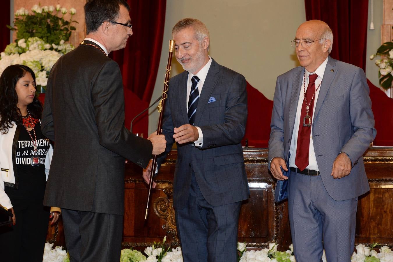 José Ballesta toma posesión de la alcaldía de la ciudad de Murcia. 