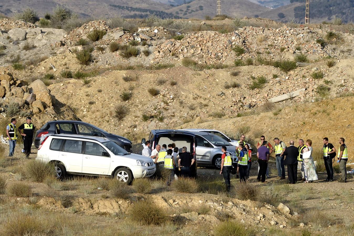 (08-06) Agentes de la Policía Nacional en el lugar en que se encontró el cádaver de un militar, desaparecido hacía tres días, en la pedanía de la Ribera de Molina de Segura. El cuerpo apareció calcinado en un paraje de la localidad junto a su coche; la Policía no descarta ninguna hipótesis.