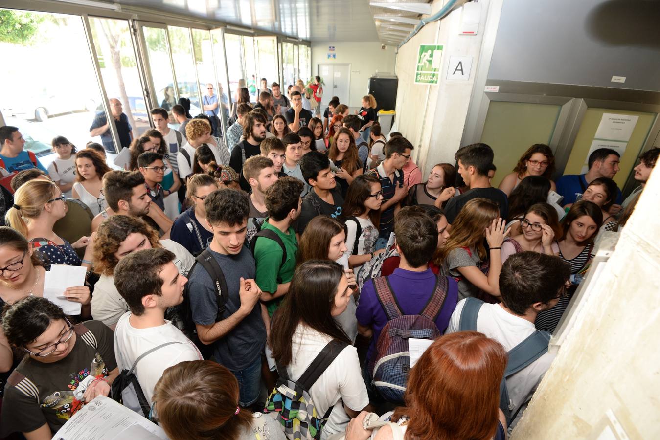 (10-06) Alumnos en el Campus de Espinardo repasando minutos antes de entrar al primer examen de la Selectividad de Murcia, a la que se han presentado más de 7.000 personas y, en la que repitió Gabriel García Márquez en la prueba de Lengua y Literatura.