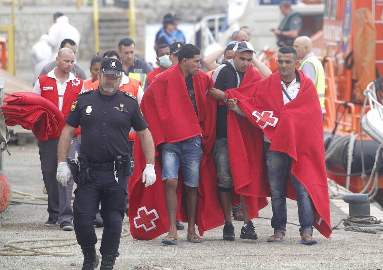 (11-06) Interceptan una patera con nueve inmigrantes a 35 millas de la costa de Cartagena. El aviso de una patrullera militar estadounidense permitió a Salvamento Marítimo localizar y remolcar la embarcación al muelle de Santa Lucía.