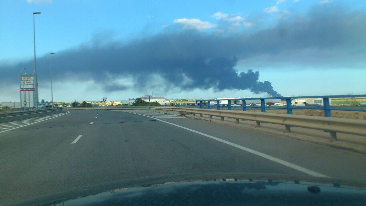 El fuego devora una empresa de reciclaje de plásticos de Torre Pacheco