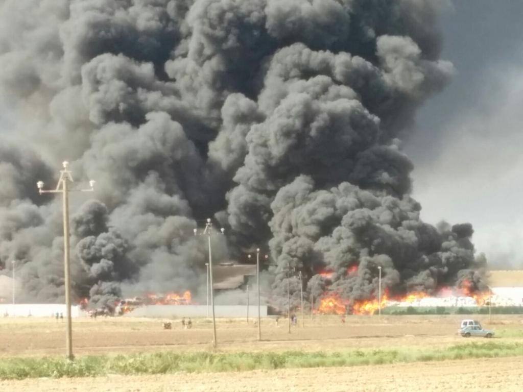 El fuego devora una empresa de reciclaje de plásticos de Torre Pacheco