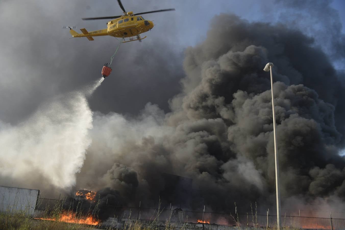 El fuego devora una empresa de reciclaje de plásticos de Torre Pacheco