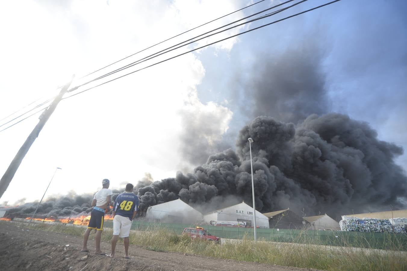 El fuego devora una empresa de reciclaje de plásticos de Torre Pacheco