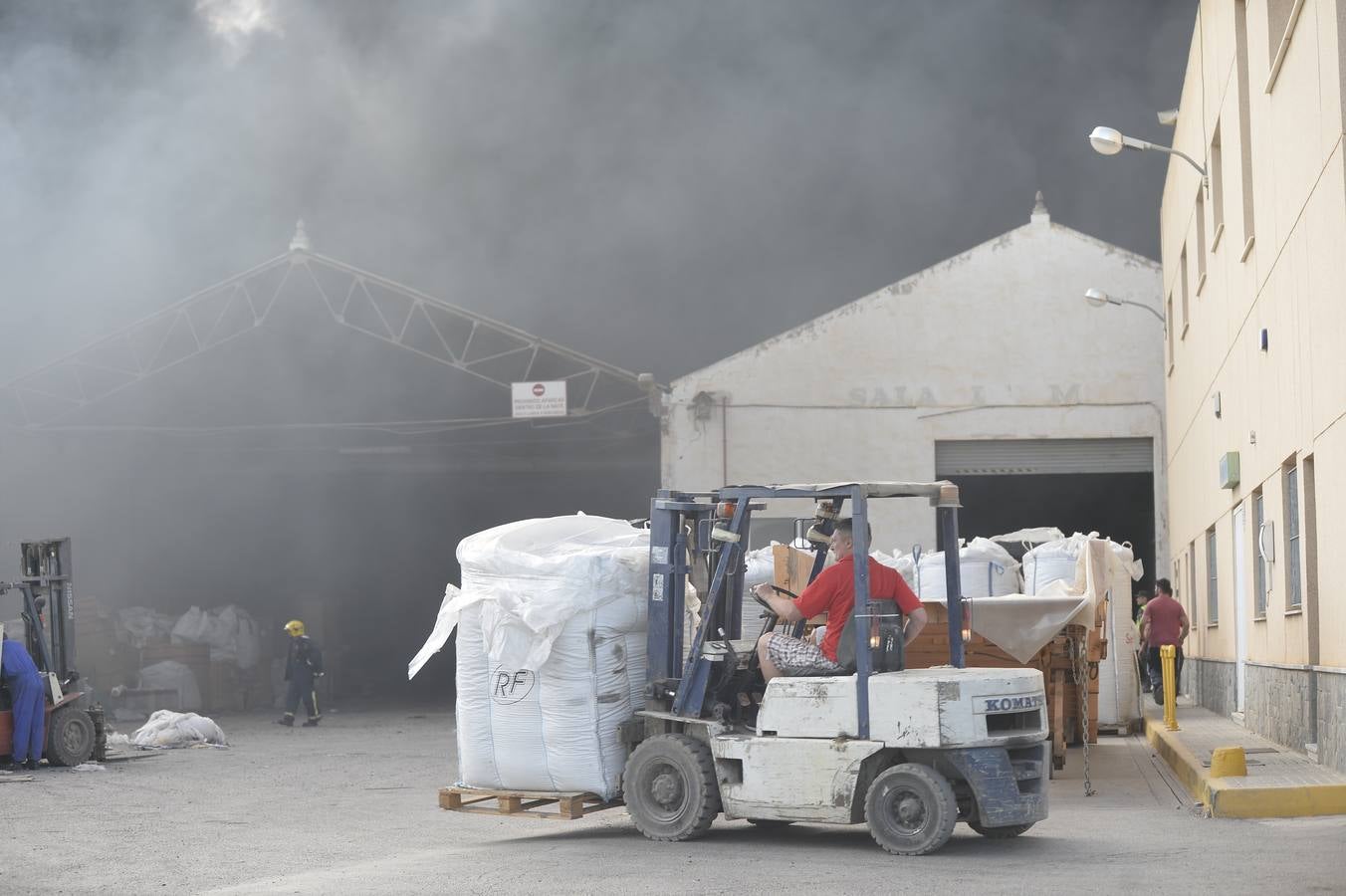 El fuego devora una empresa de reciclaje de plásticos de Torre Pacheco