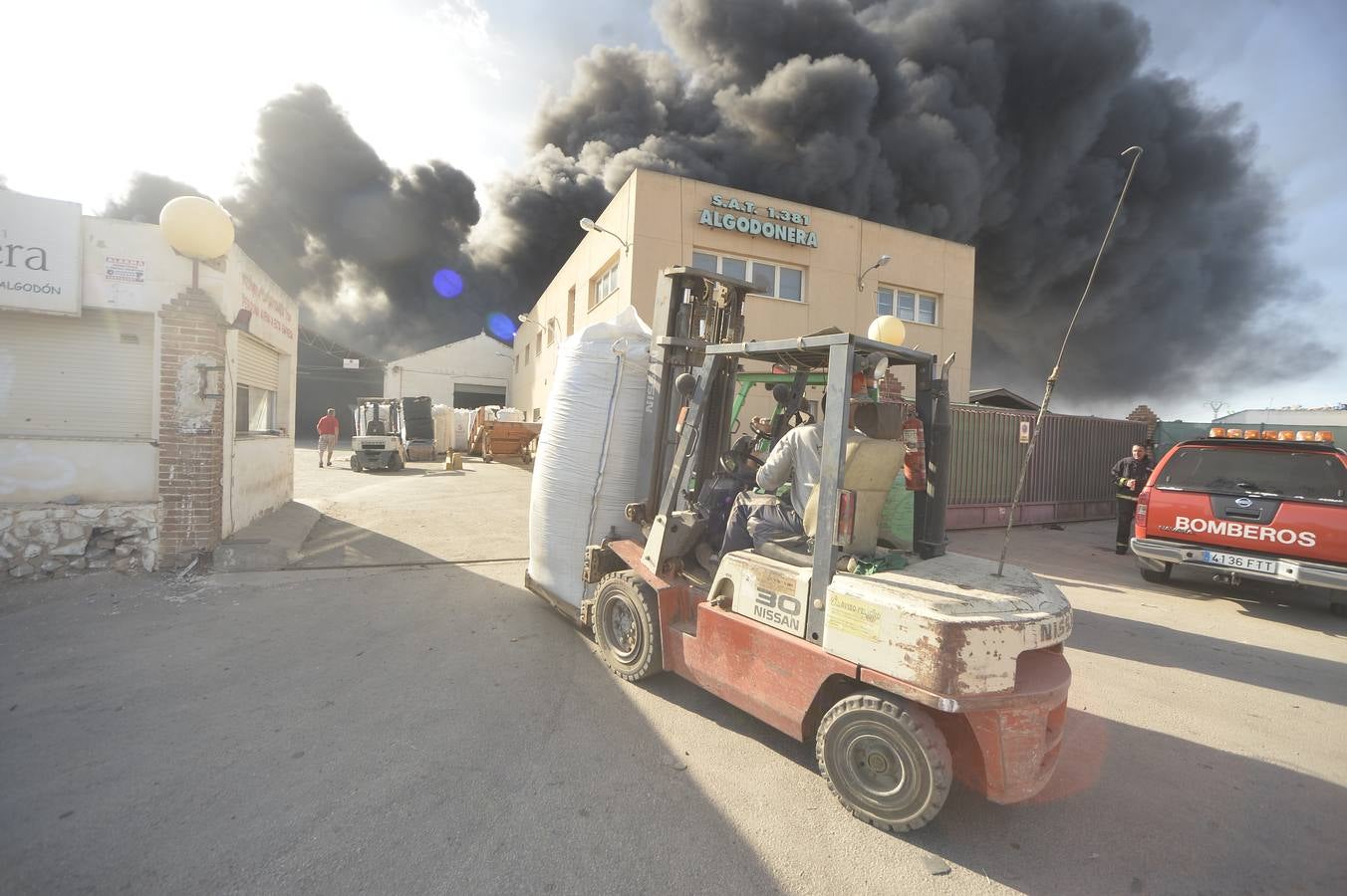 El fuego devora una empresa de reciclaje de plásticos de Torre Pacheco