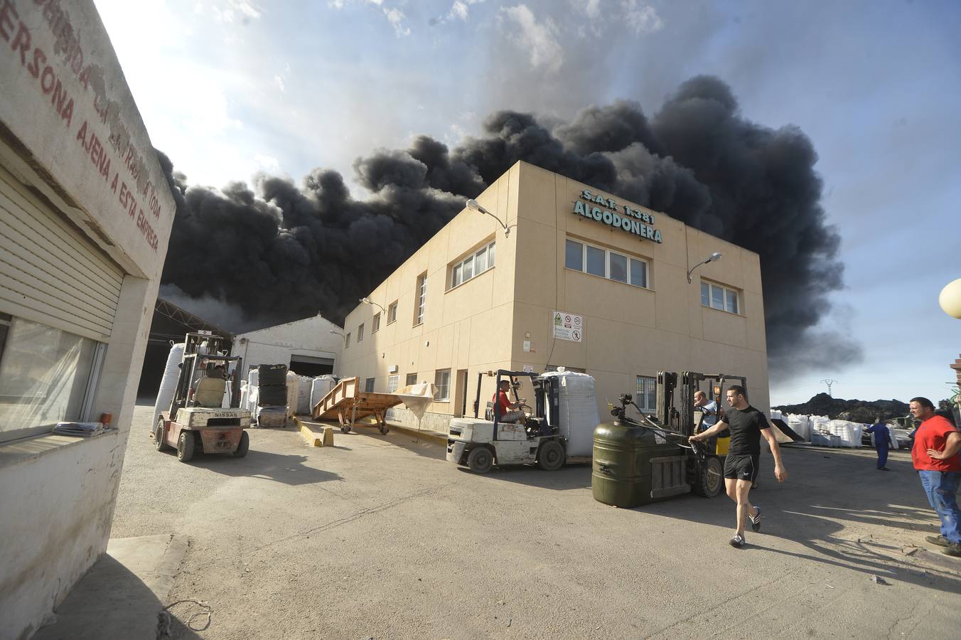 El fuego devora una empresa de reciclaje de plásticos de Torre Pacheco