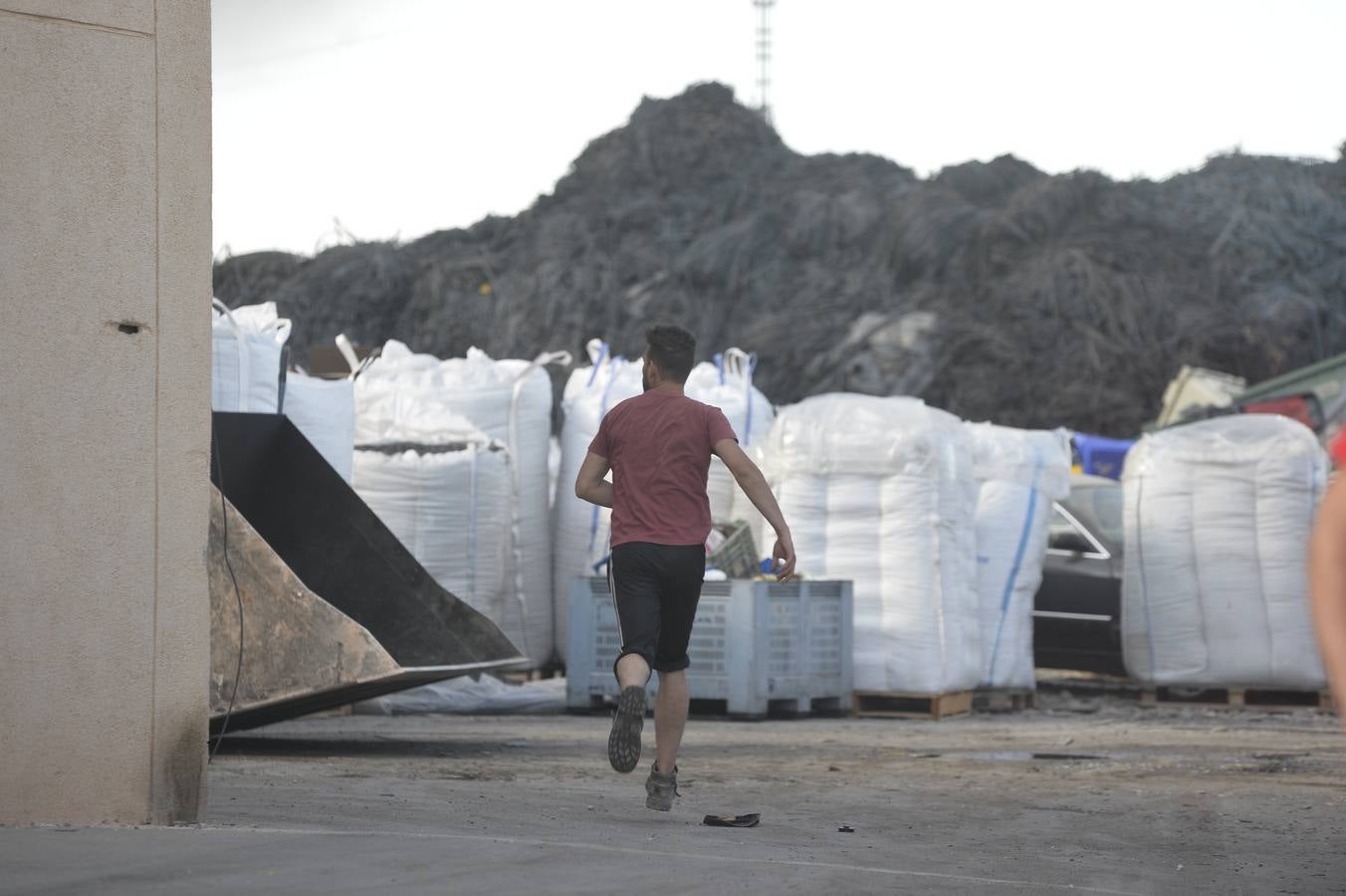 El fuego devora una empresa de reciclaje de plásticos de Torre Pacheco