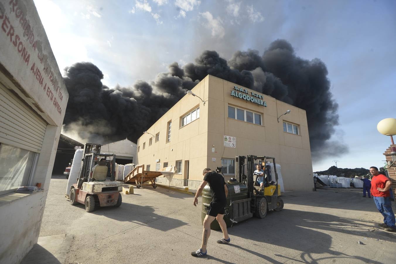 El fuego devora una empresa de reciclaje de plásticos de Torre Pacheco