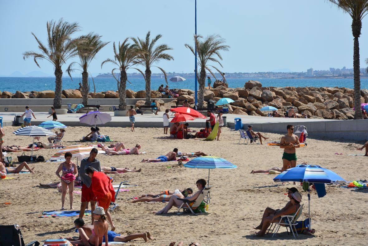 Bañistas en las playas de Torrevieja