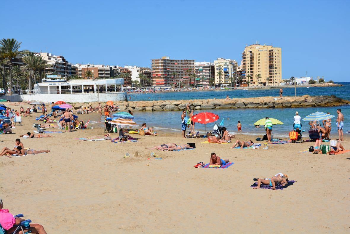 Bañistas en las playas de Torrevieja