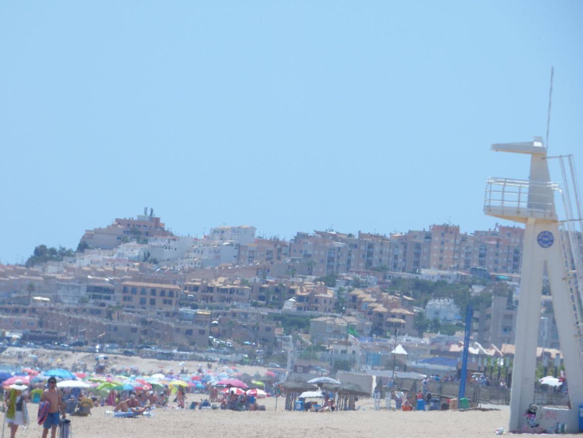 Bañistas en las playas de Torrevieja