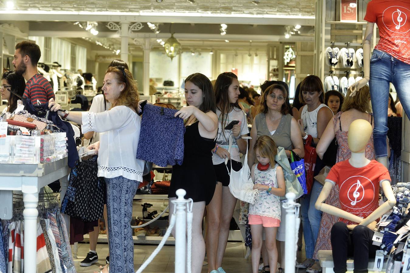 Las rebajas ganan el pulso al calor