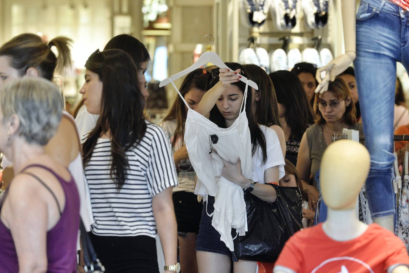 Las rebajas ganan el pulso al calor