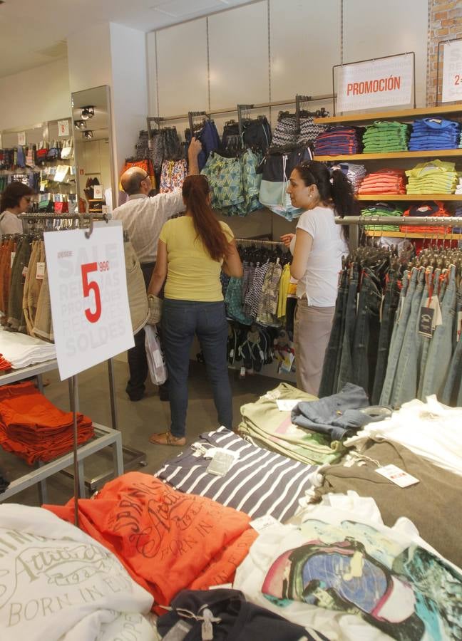 Las rebajas ganan el pulso al calor