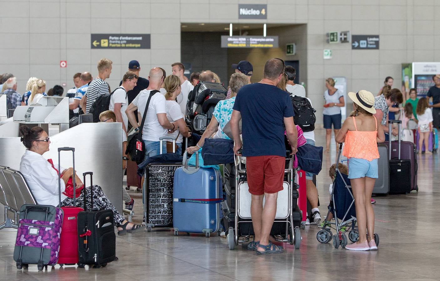 Aeropuerto de Alicante - Elche repleto de turistas